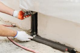 טכנאי מבצע חיבור והצמדה נכונה של צנרת דוד שמש